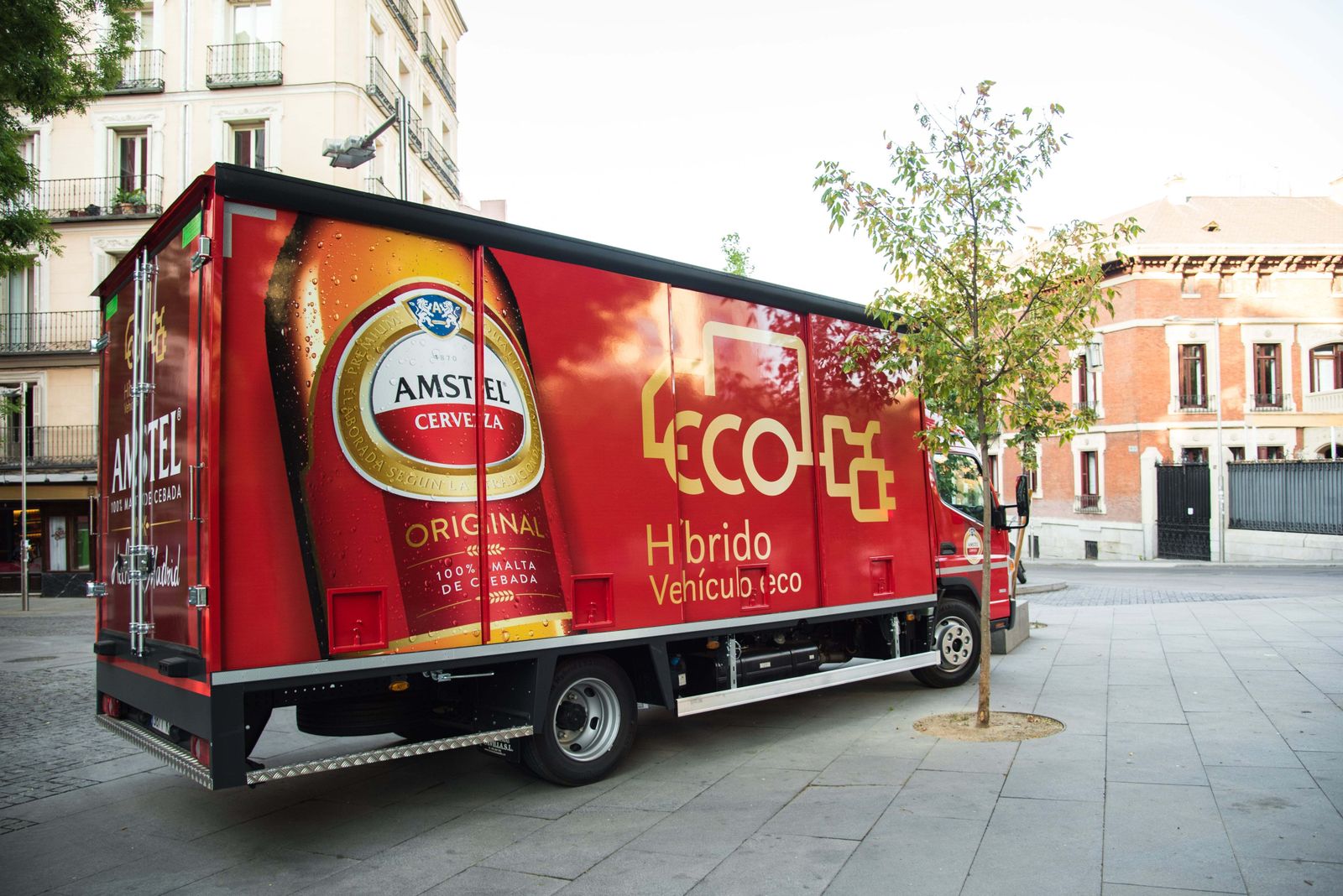 Transporte de la marca de Heineken Amstel en un vehículo híbrido.