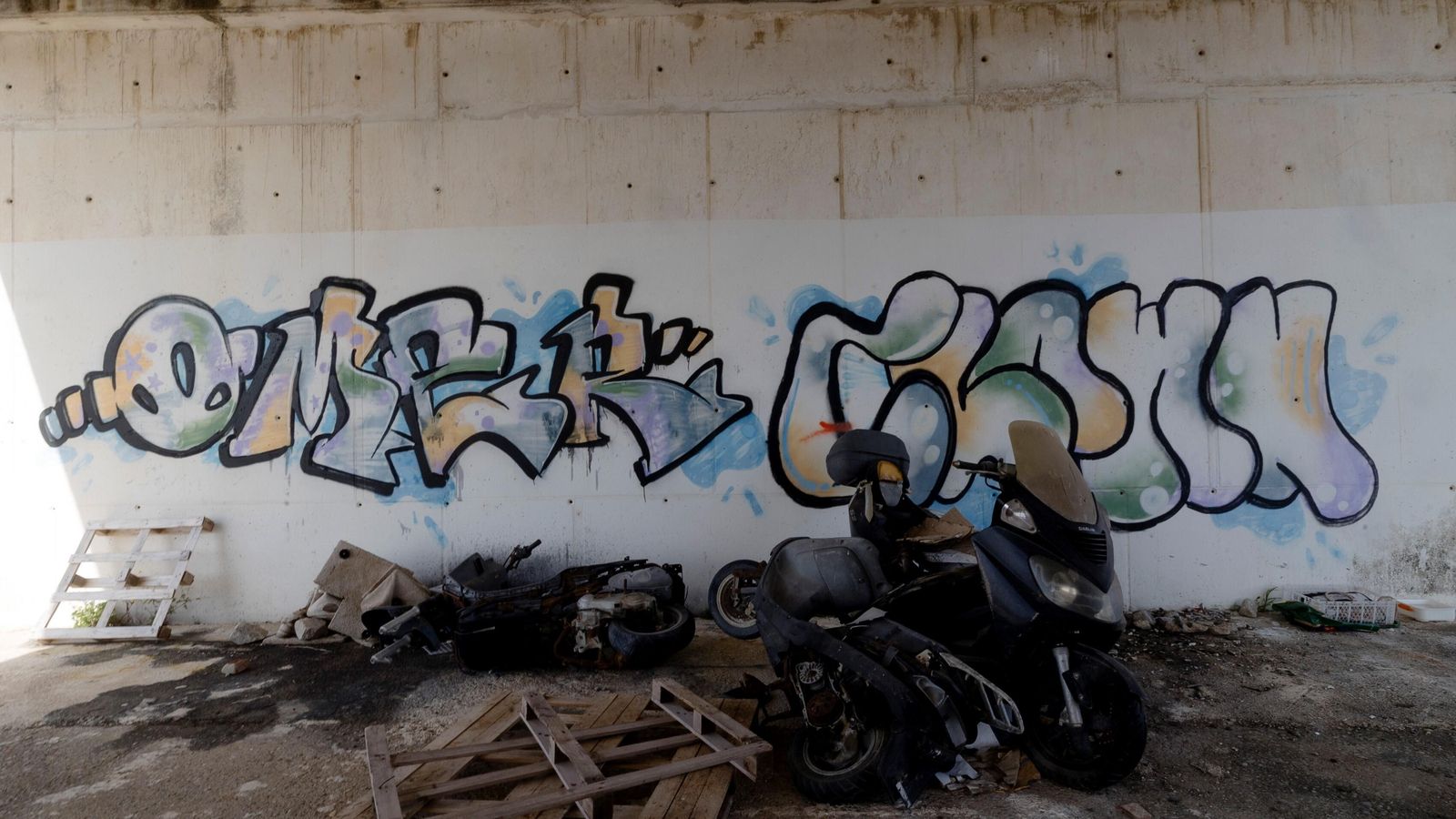 Los bajos del edificio de Puerto América muestran este deteriorado estado de conservación, algo que echa para atrás a cualquier promotor Los bajos del edificio de Puerto América muestran este deteriorado estado de conservación, algo que echa para atrás a cualquier promotor