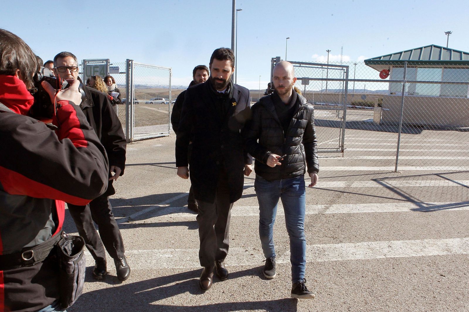 El presidente del Parlamento de Cataluña, Roger Torrent (izqda.), a su salida de la prisión madrileña de Estremera tras reunirse con Junqueras y Forn el jueves.