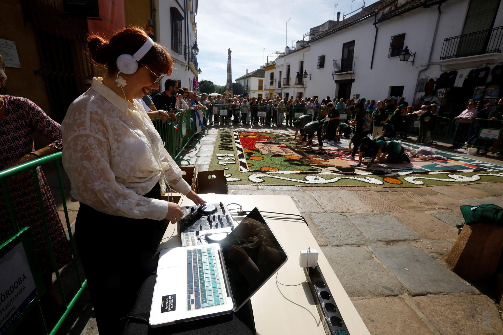 Las imágenes de la espectacular alfombra floral inspirada en Romero de Torres