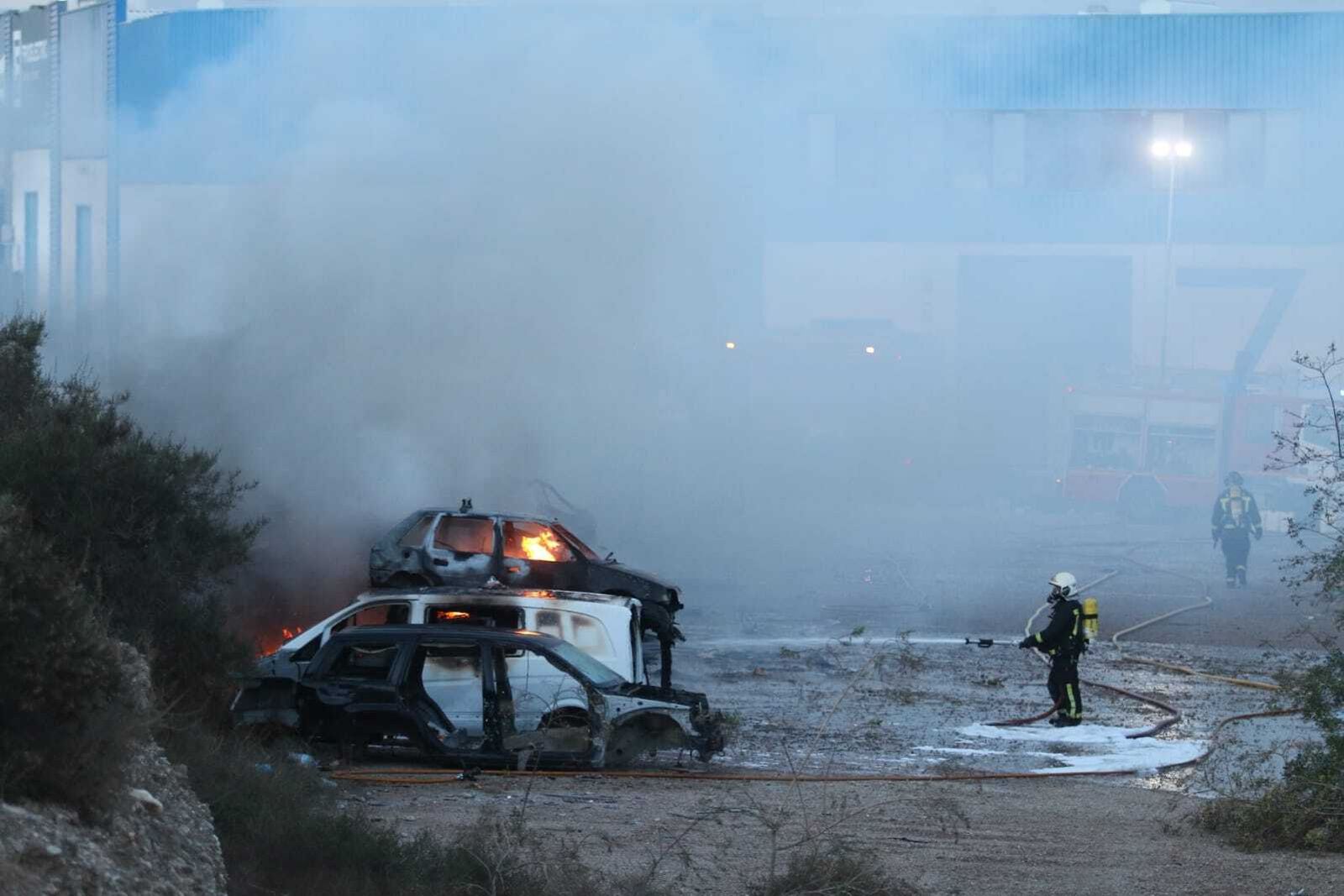 Los Bomberos actúan contra un incendio declarado en el polígono del Sector 20