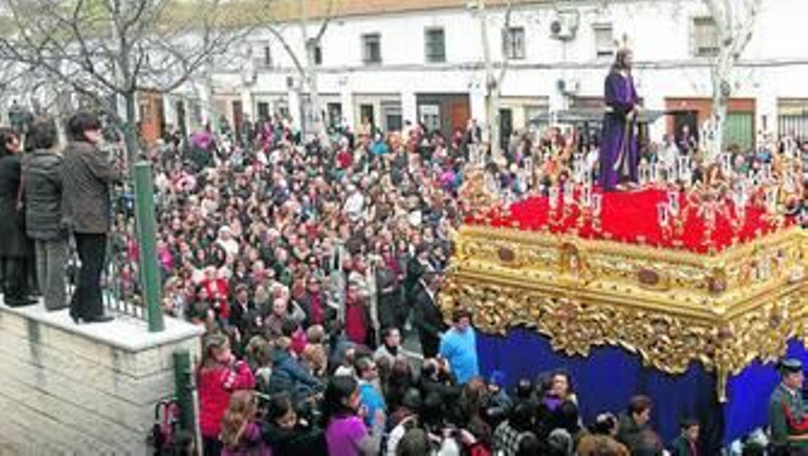 La avenida Santa Marta se paralizó ante la presencia del Señor Cautivo que revivió uno de los momentos culminantes de la Semana Santa onubense ante la residencia Santa Teresa Jornet.