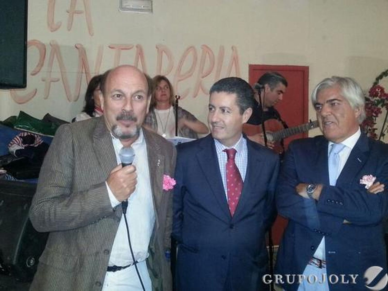 Javier Ruibal, en la caseta La Cantarería donde recibió el cántaro de oro de manos del presidente de la peña, Tomás Rendón.

Foto: Andres Mora - Fito Carreto