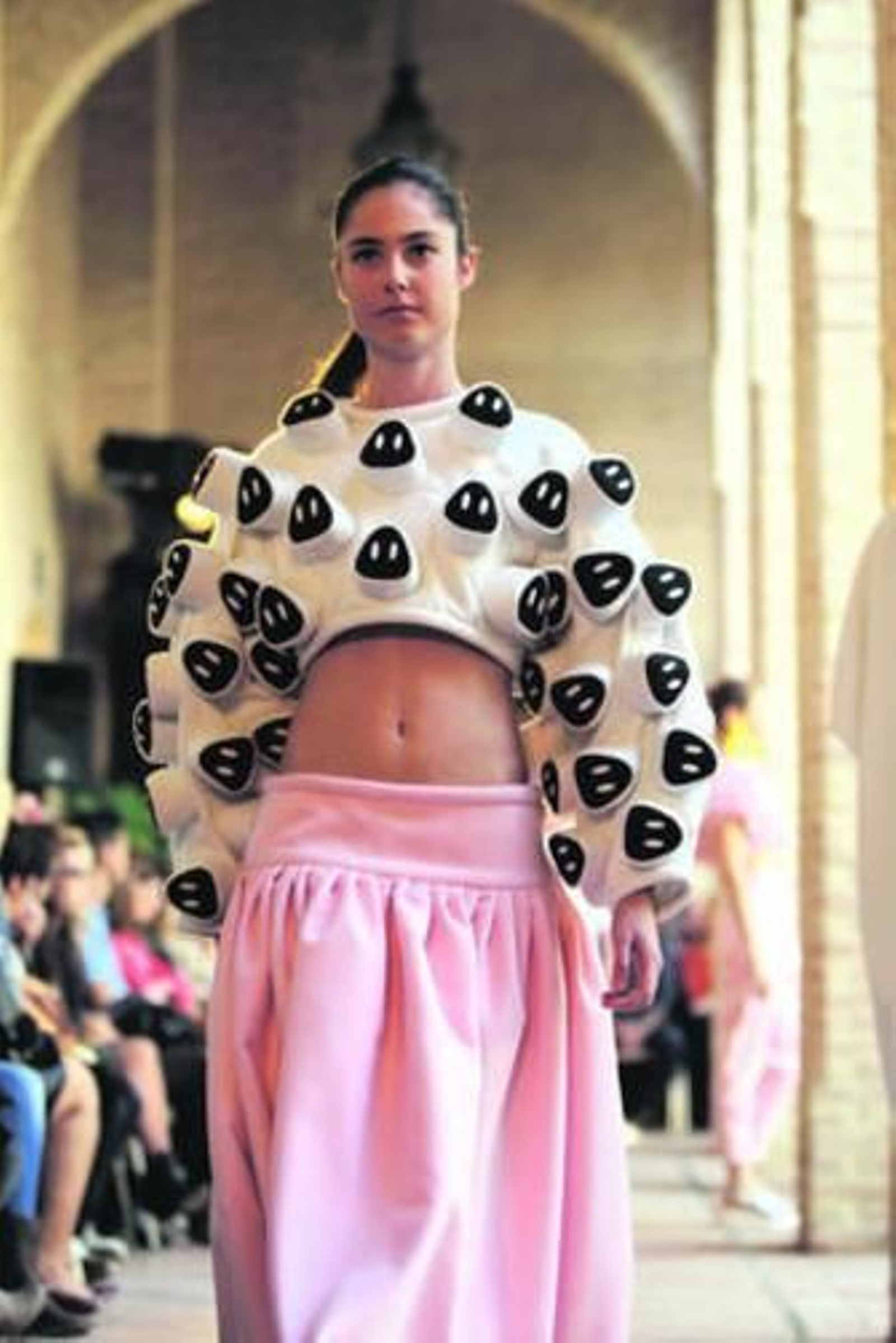 1. Modelos de Helena Mariscal 2. El hocico porcino, un símbolo en las propuestas de María Magdalena. 3. Uno de los diseños del cordobés Florencio Pérez.