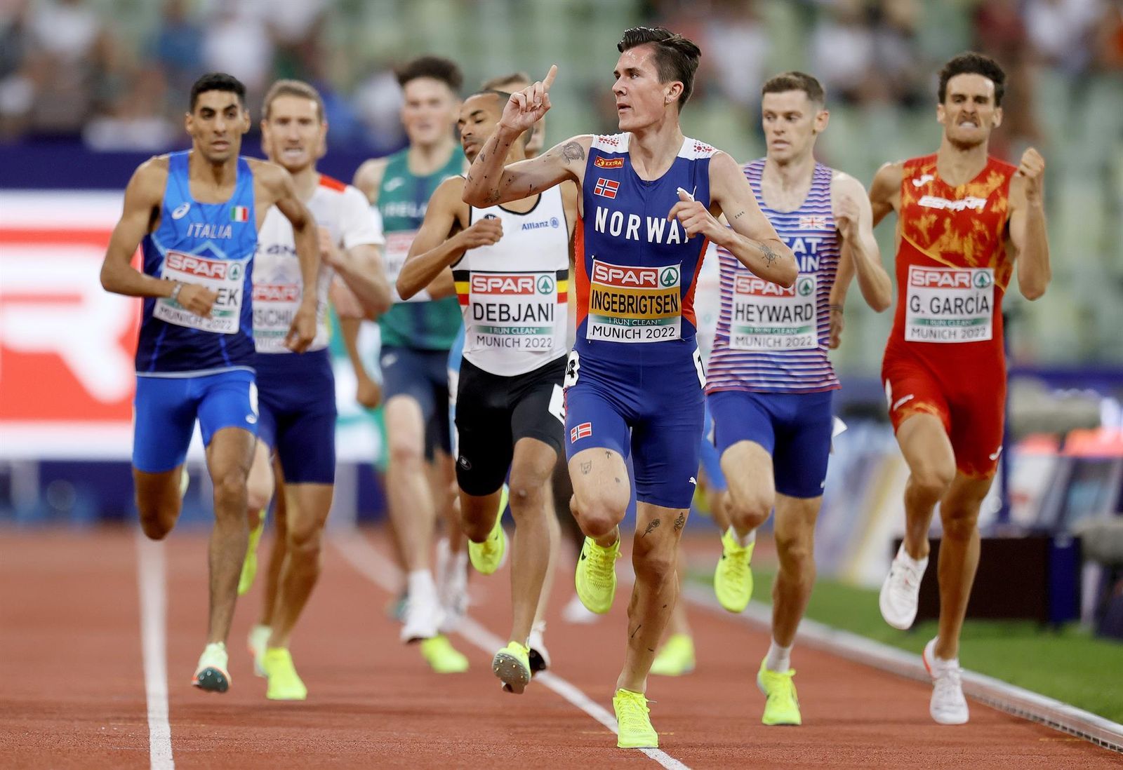 Gonzalo García, a la derecha en la foto, hace el esfuerzo para ser cuarto en su serie.
