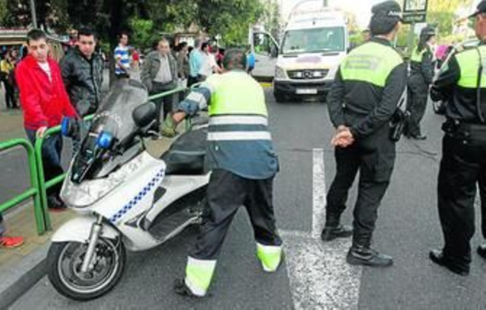Momento en el que un operario retira la motocicleta del agente.