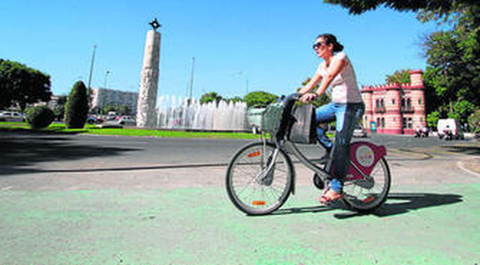 Una ciclista por el carril bici de la Glorieta de los Marineros Voluntarios.