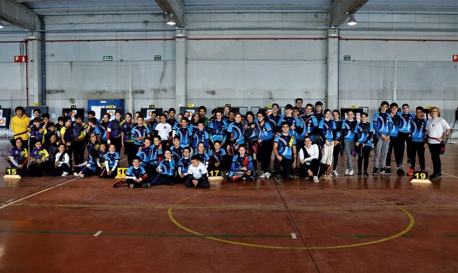 Foto de familia de los arqueros menores de edad que compitieron en el Provincial.