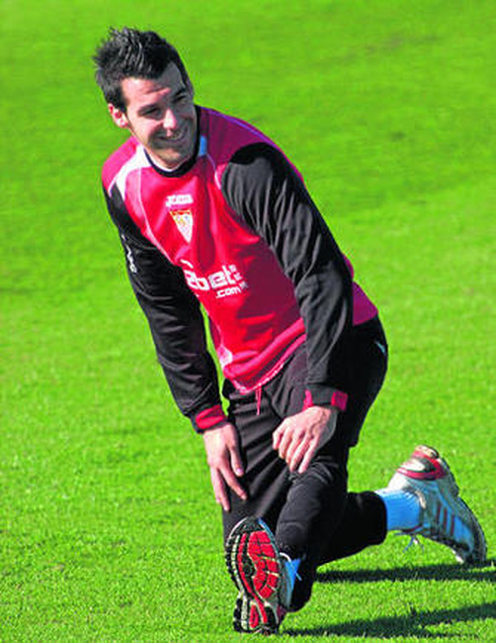 Negredo sonríe mientras realiza estiramientos en la sesión de recuperación de ayer.