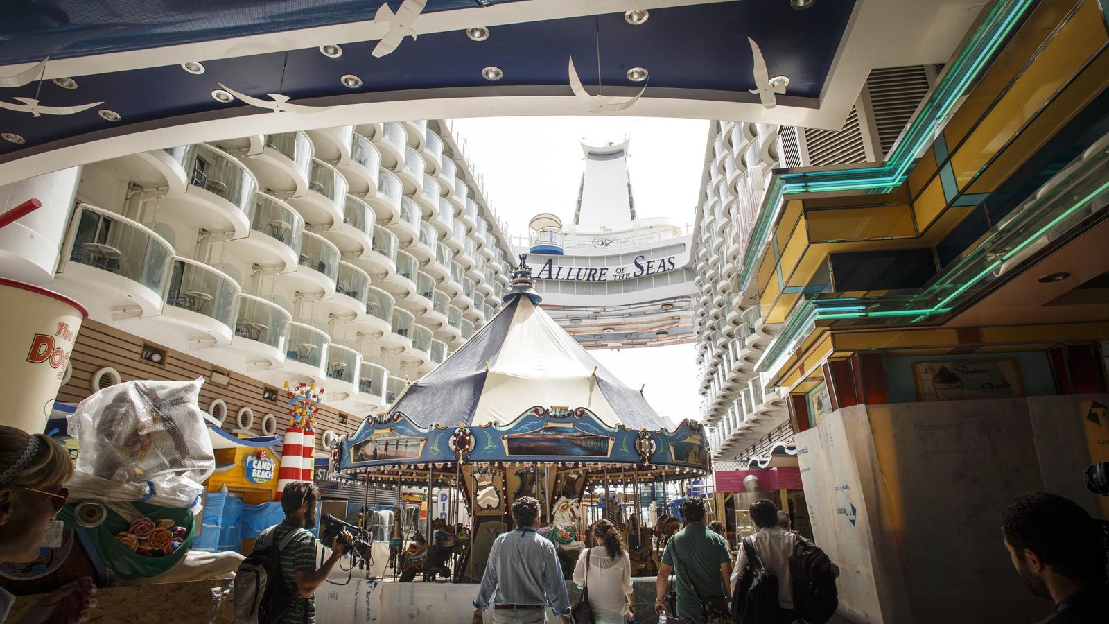 Imagen del Allure of the Seas en una estancia en Cádiz. En la foto se aprecian los balcones desde los que pudo caerse el adolescente