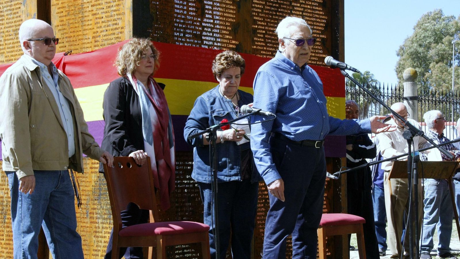 Rafael Gómez Ojeda, junto a familiares de represaliados, y Vladimiro Fernández Tovar. Rafael Gómez Ojeda, junto a familiares de represaliados, y Vladimiro Fernández Tovar.