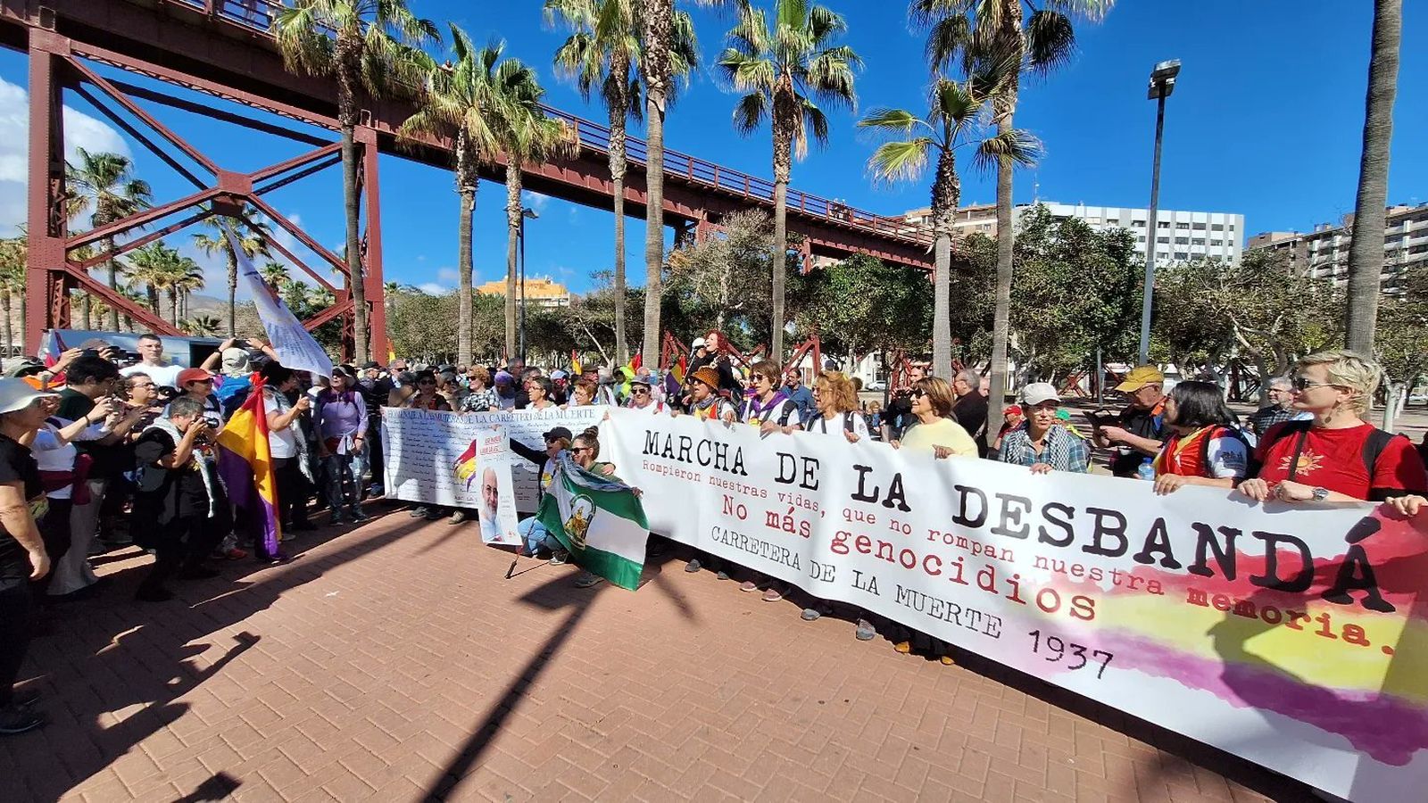El secretario de Memoria Democrática, Fernando Martínez, y el subdelegado, José María Martín, han asistido a la llegada de la marcha de La Desbandá.