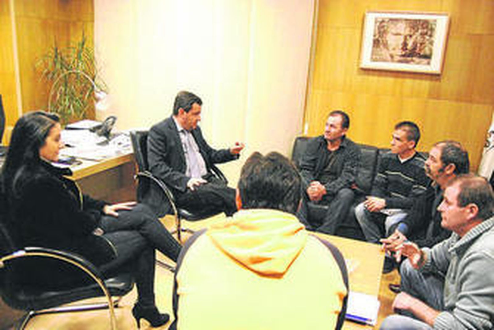 El alcalde, José Loaiza, durante su reunión con el colectivo de desempleados.