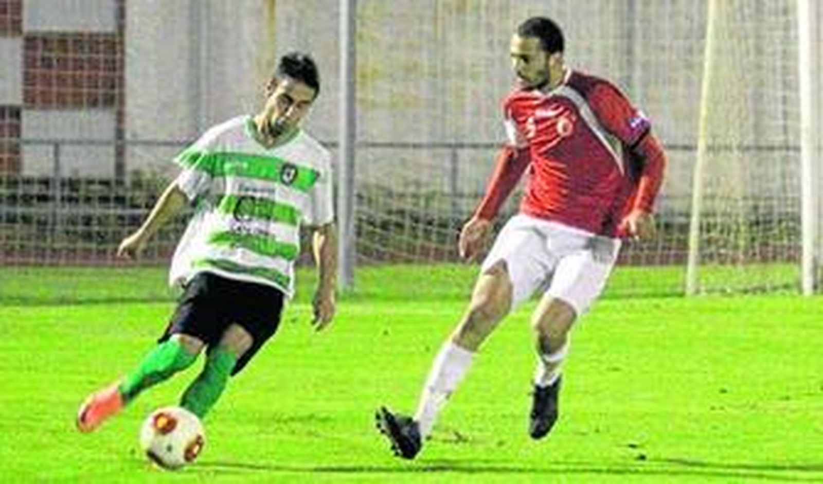 Rafa Navarro, con el balón, en un duelo con el Gerena en el Manolo Mesa de San Roque.
