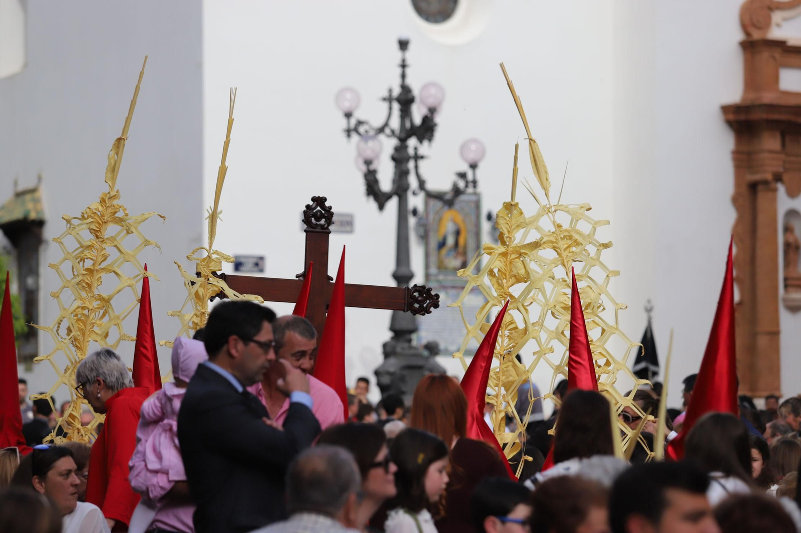 Imágenes del recorrido de la Borriquita  por las calles de Huelva