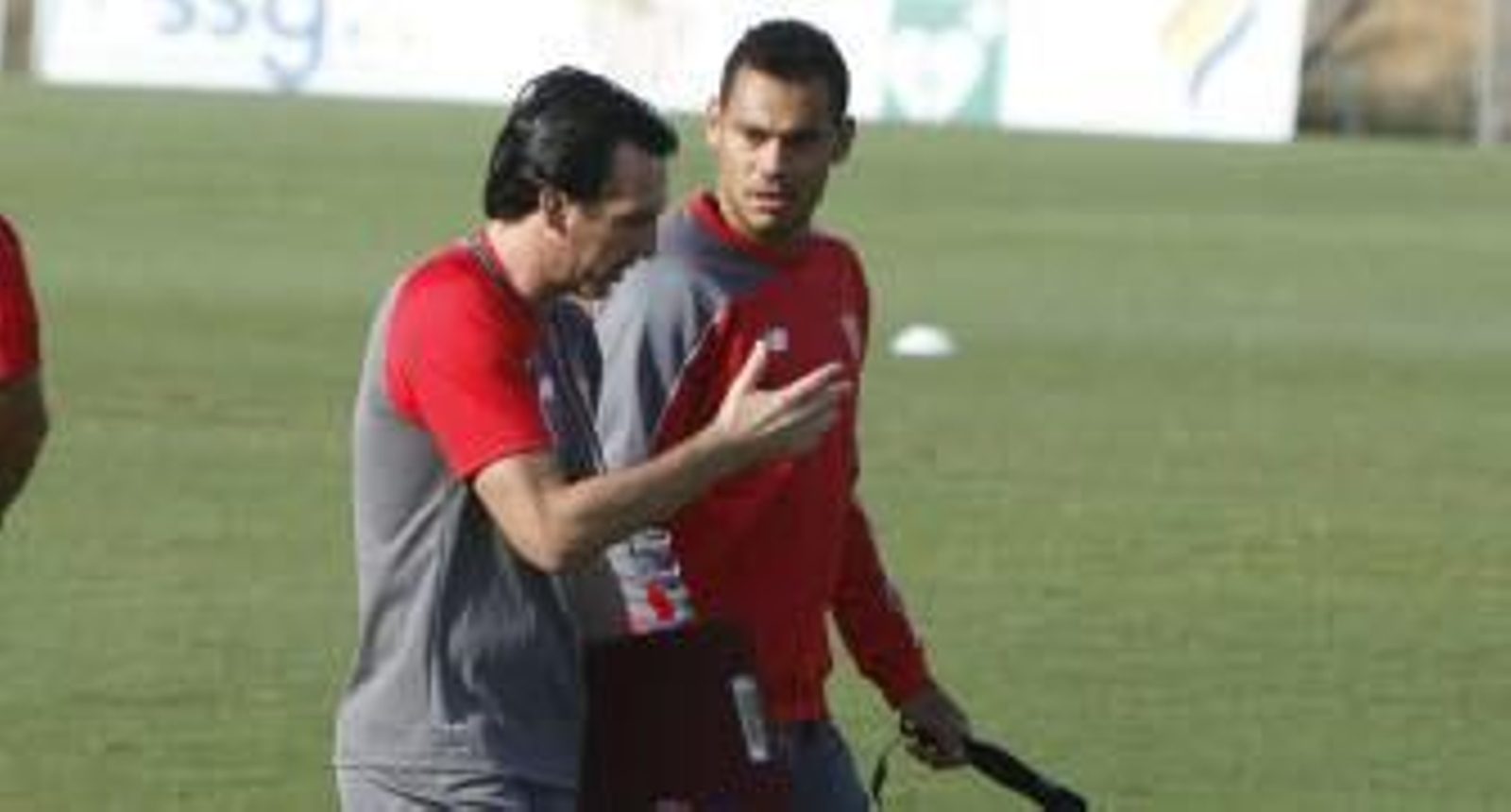 Unai Emery dialoga con Kolodziejczak durante un receso de la sesión de entrenamiento. / José Ángel García