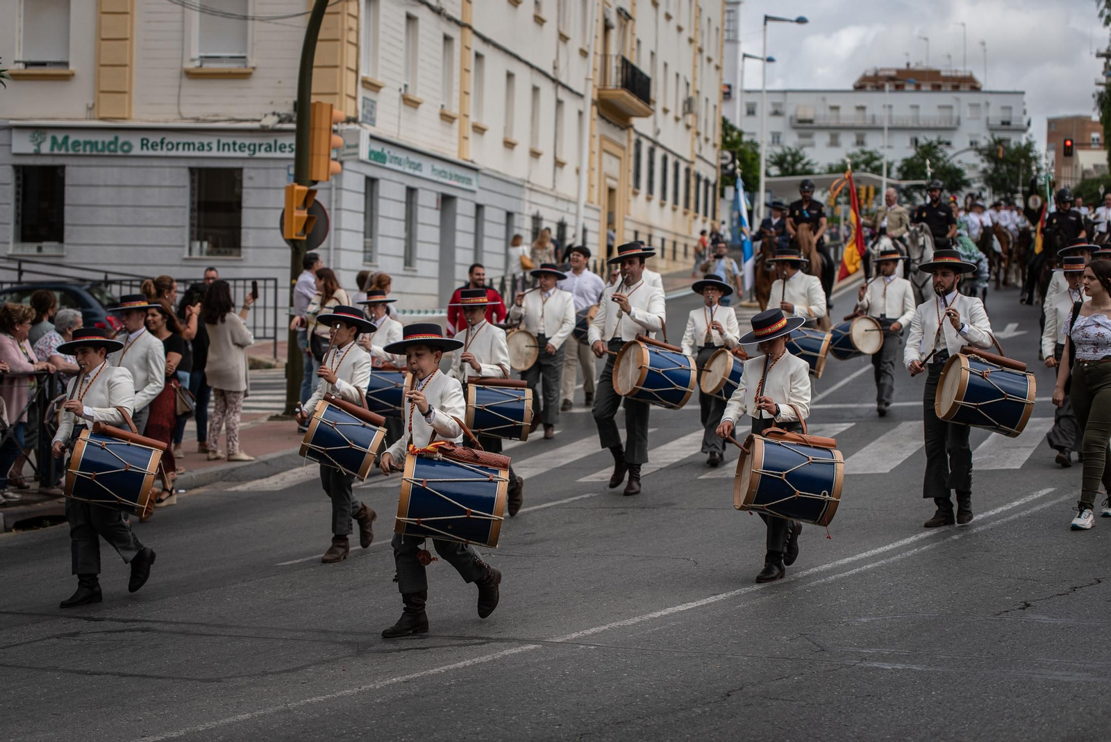 Imágenes de la salida de Emigrantes a su paso por la Alameda Sundheim