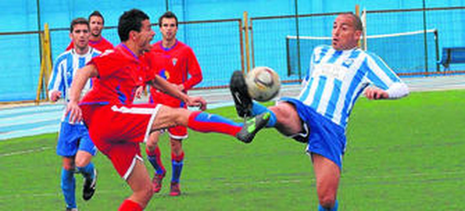 Rubén Rivera pugna por un balón con un defensor de La Unión hace dos semanas.