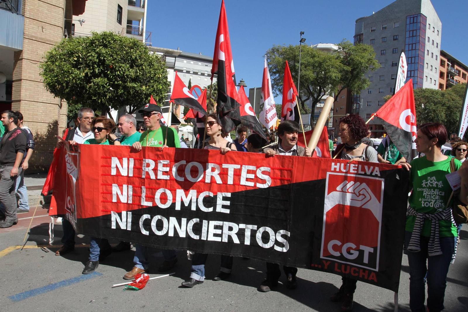 Imágenes  de la manifestación contra la Lomce en Huelva