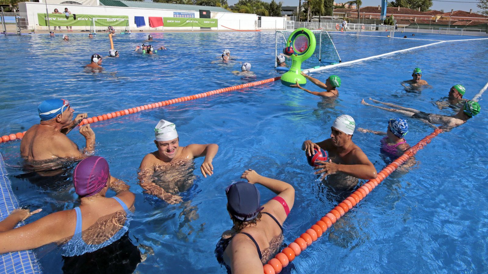 Imágenes de las actividades de waterpolo inclusivo DkV, Ayuntamiento y varias asociaciones en Piscina Jerez Arena Village