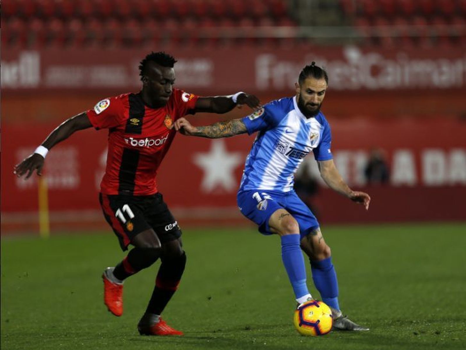 Cifu protege el balón ante la oposición de Lago Junior.