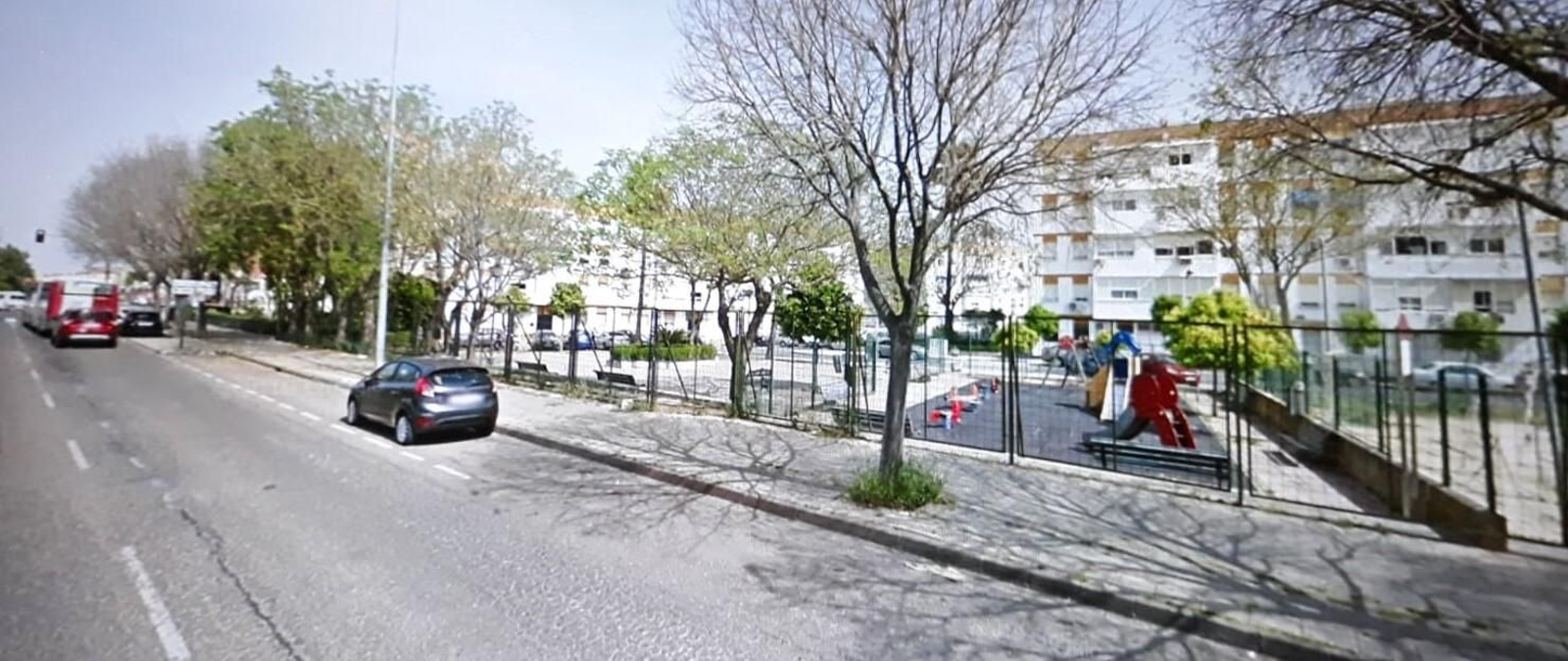 La línea 3 de Tussam pasa en la actualidad por San Jerónimo. En la imagen, la calle José Galán Merino paralela al río.