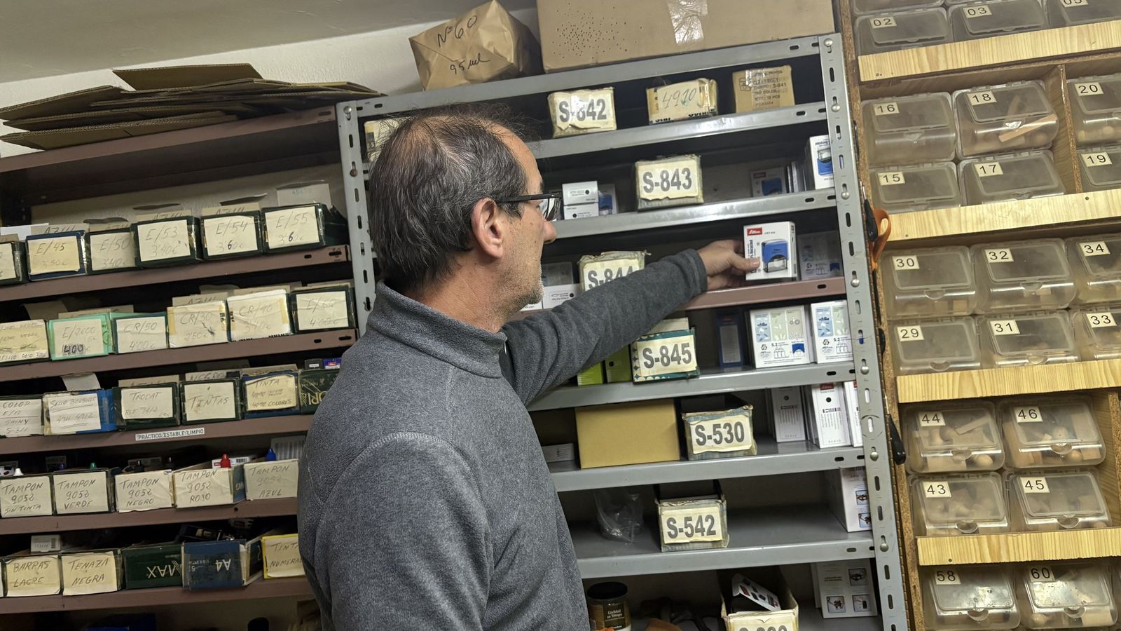 Manuel López muestra algunos productos.