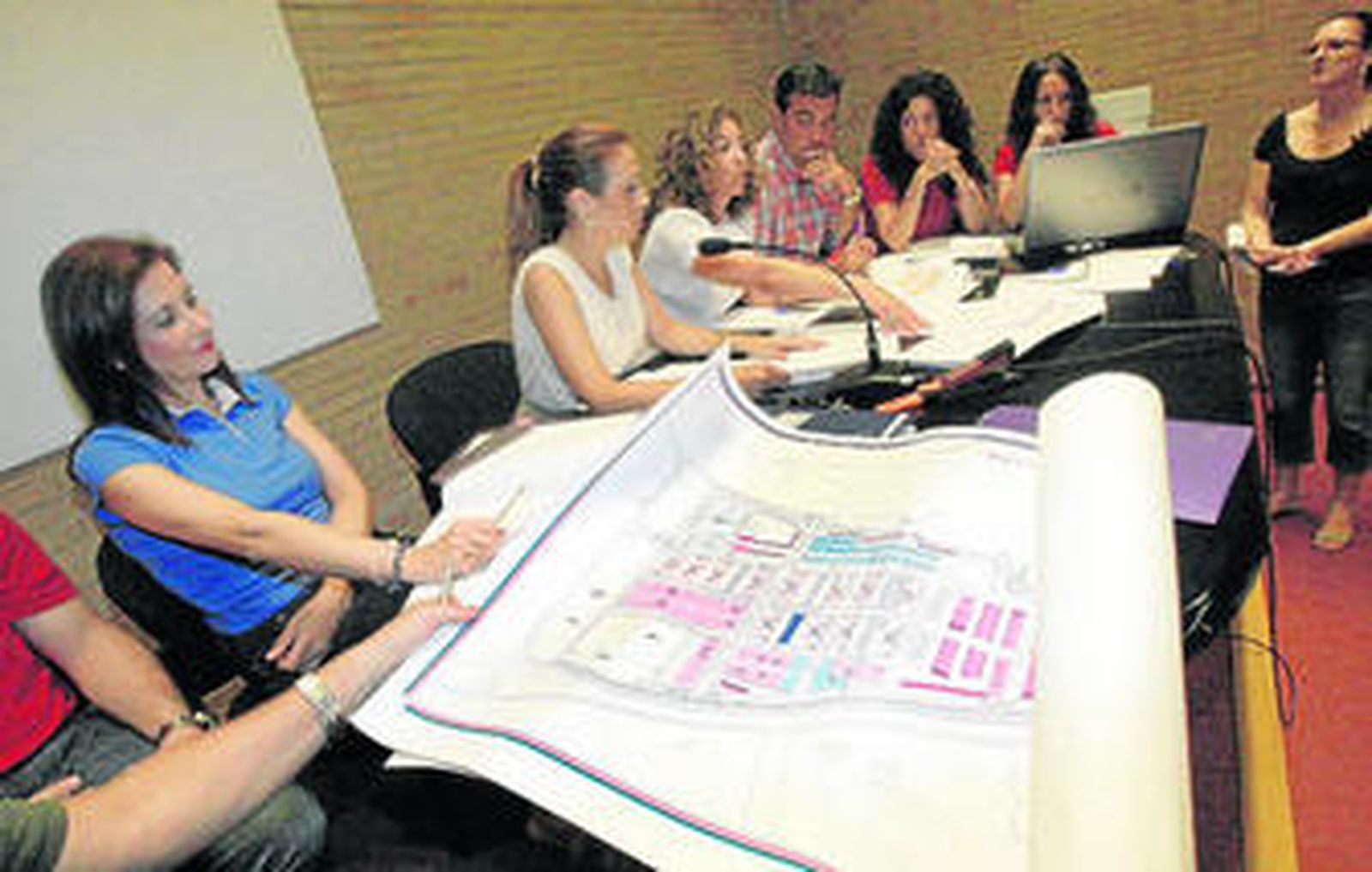 La mesa de contratación estuvo dirigida por la concejal, Lola de Haro.