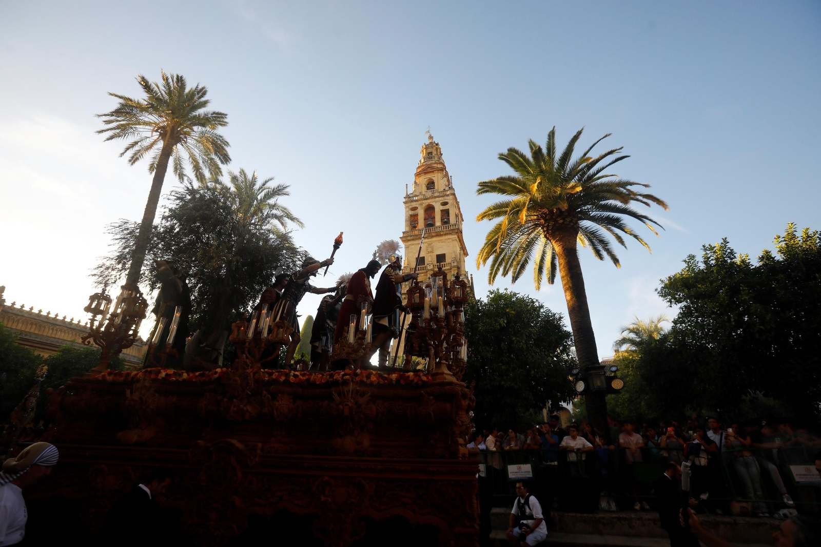 Las mejores fotos de los traslados de regreso de las hermandades tras el Magno Vía Crucis de Córdoba