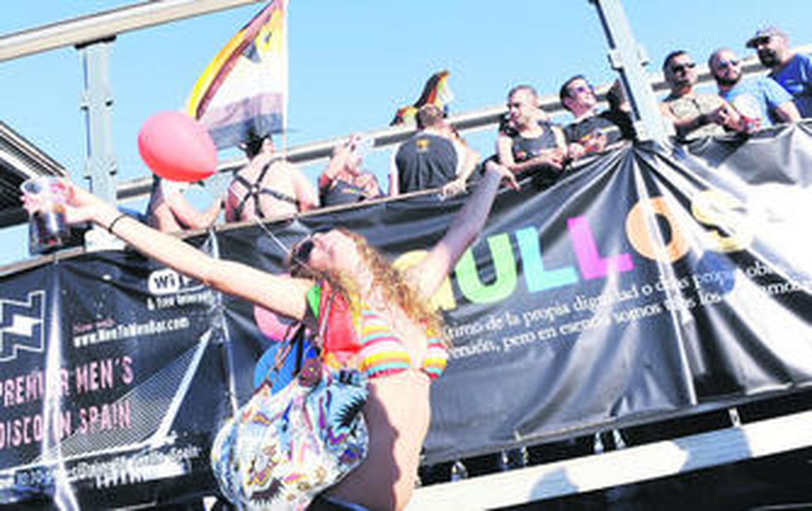 Un grupo de jóvenes celebran el Día Internacional del Orgullo Gay.