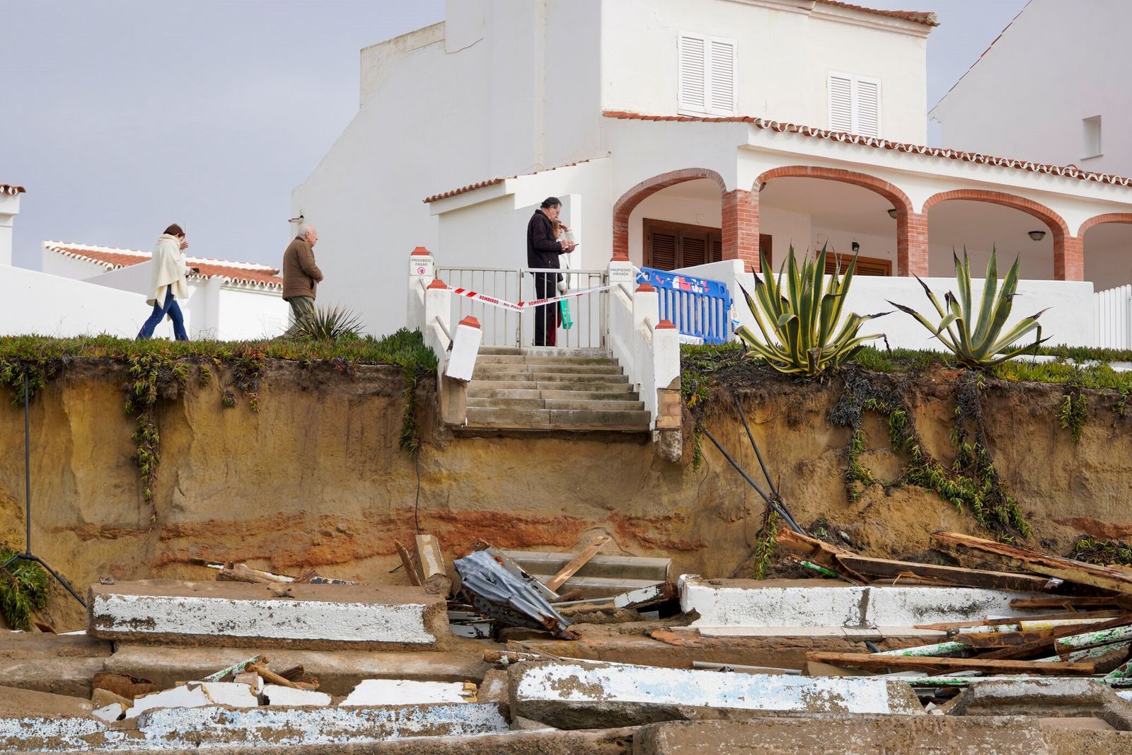 Los destrozos causados por el último temporal a la playa y al paseo marítimo de Matalascañas
