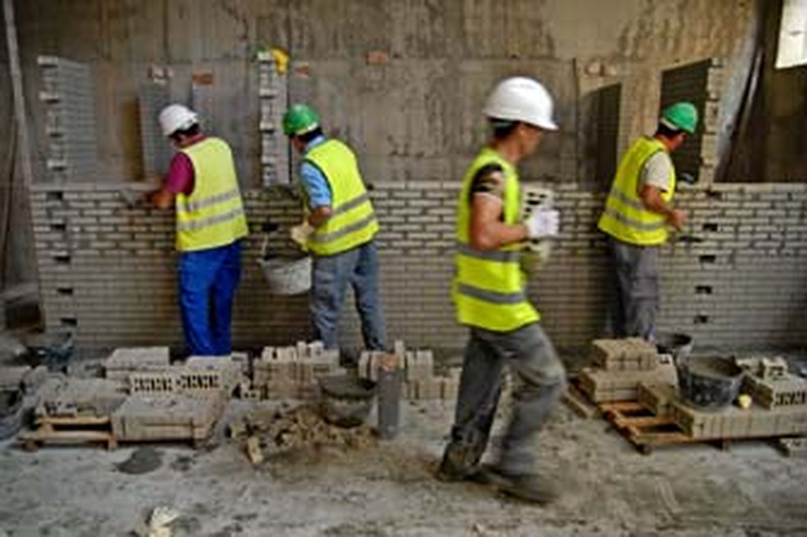 Trabajadores en una obra de la ciudad. /Paco Periñán