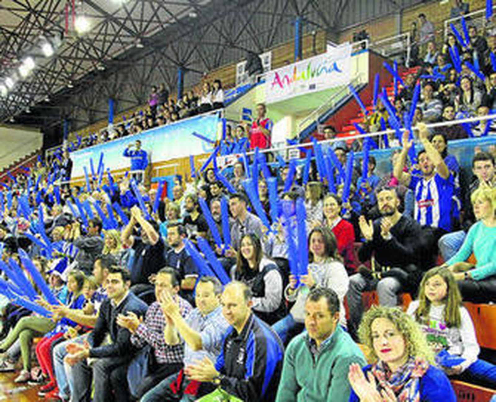 Grada principal del Andrés Estrada con un público totalmente entregado para apoyar ayer al equipo de La Orden.