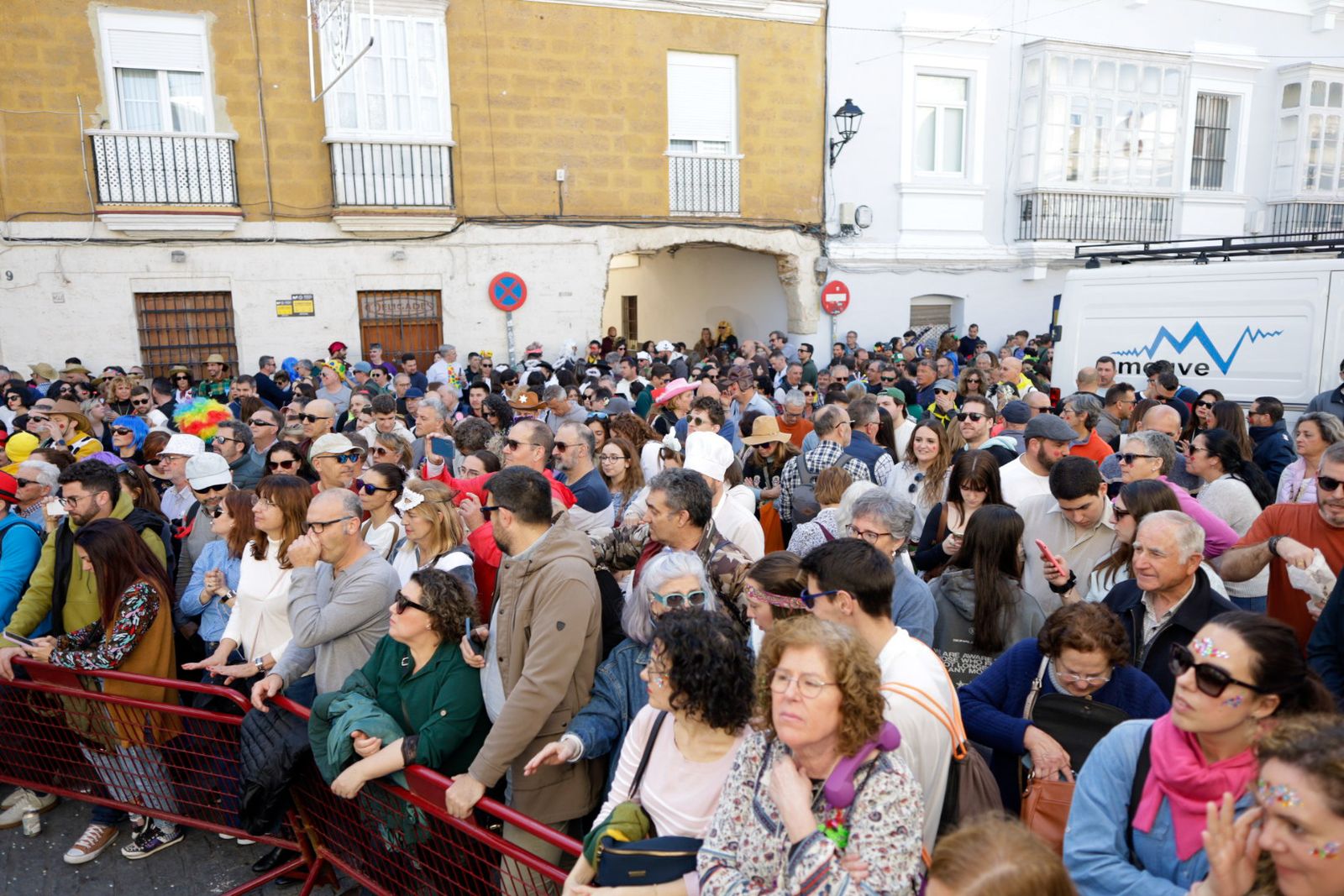 Así vive Cádiz su primer sábado de Carnaval: las imágenes de las batallas de copla y la fiesta en la calle