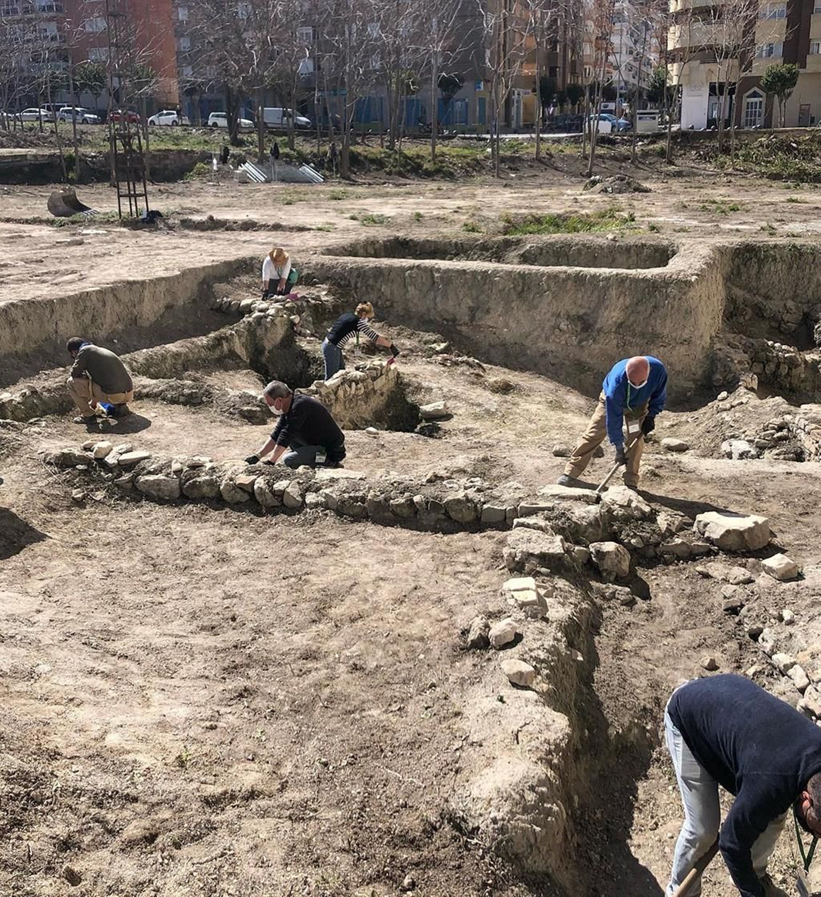 Voluntarios trabajando en uno de los yacimientos, junto al Bulevar.
