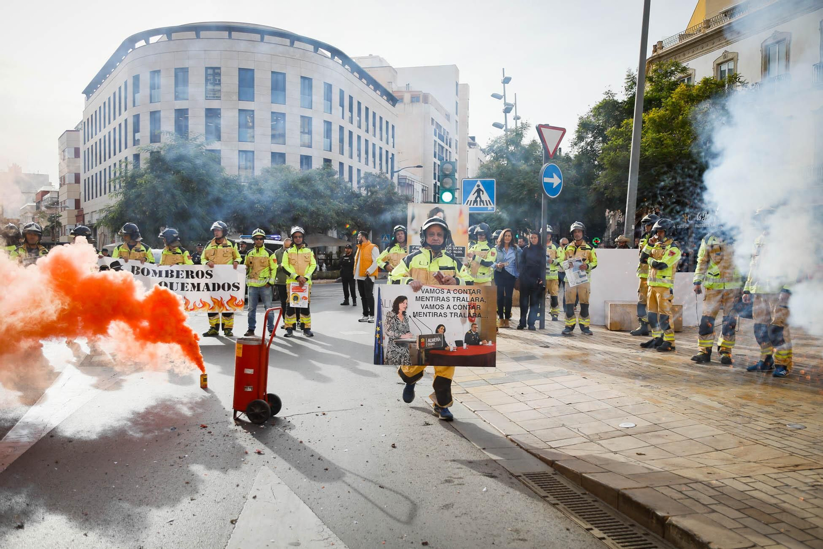 Imágenes de la manifestación de bomberos en Almería