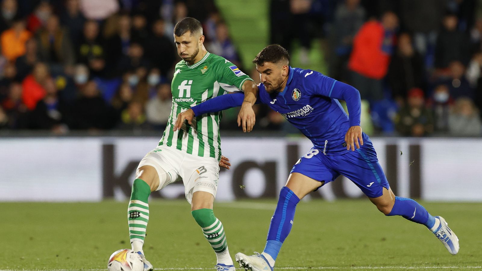 Guido Rodríguez se lleva el balón ante la presión de Arambarri.