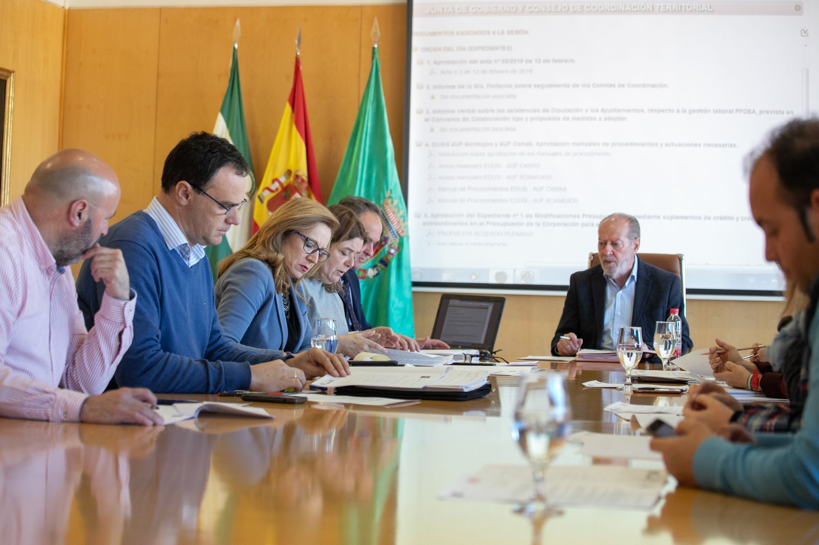 Instante de la reunión de la Junta de Gobierno presidida por Villalobos.