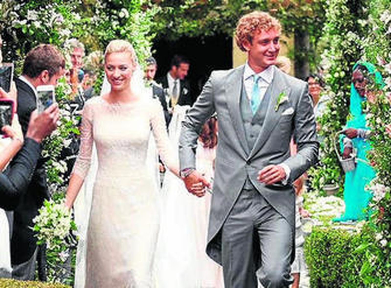 Los novios a su salida del templo en el islote San Giovanni.
