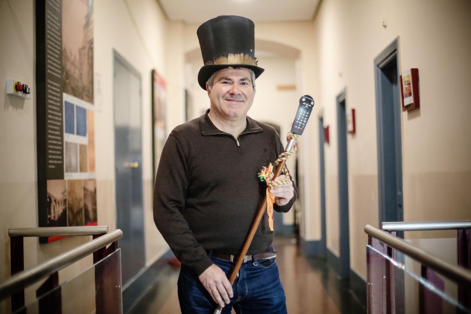 Antonio Rivas, con el bastón de mando en los camerinos del Teatro Falla.