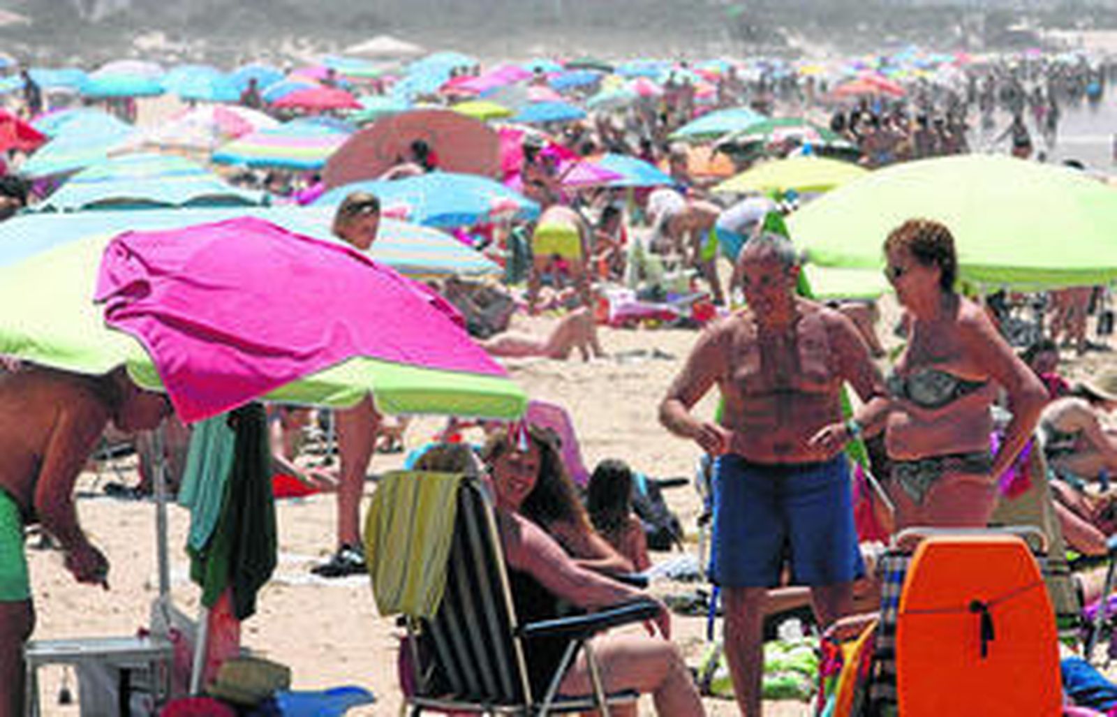 Aspecto que presentaba ayer la playa de La Barrosa, repleta de bañistas.