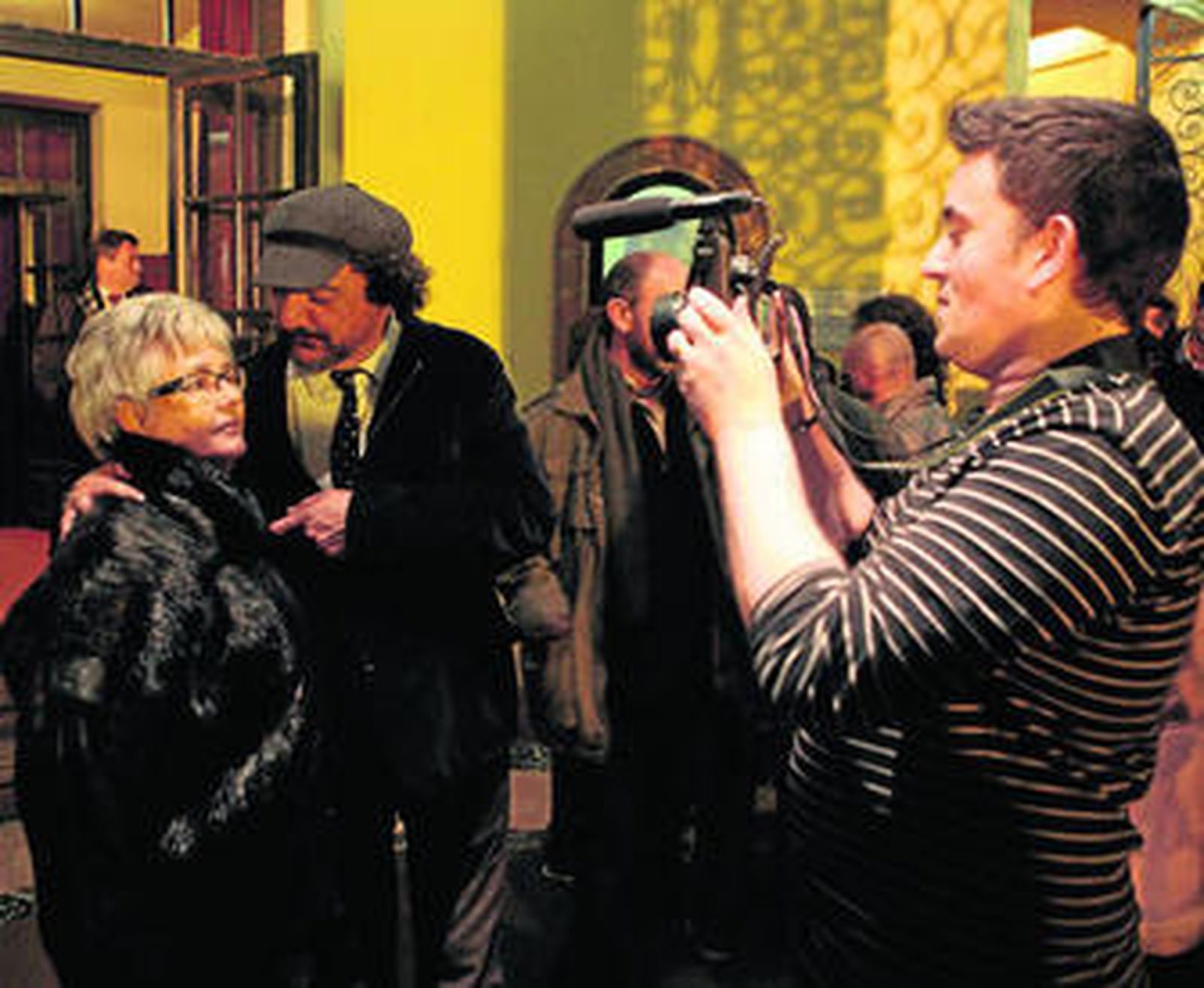 Pepe Quero, en el teatro Lope de Vega con la madre de Paco Tous (arriba) y con Antonio Dechent.
