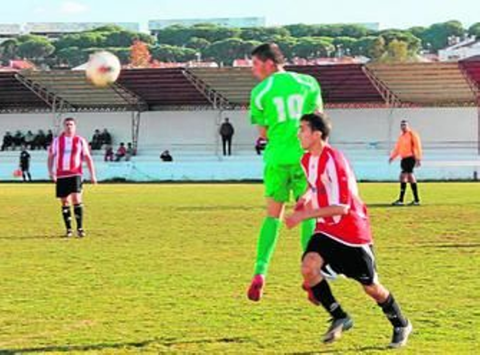Sergio y Bernardo pugnan por un balón durante el encuentro jugado en el municipal Cuna del Fútbol.