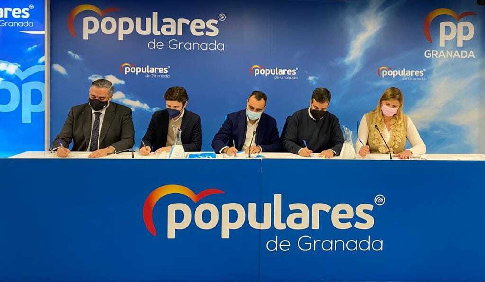 La recogida de avales para arropar a Feijóo roza los 2.900 en Granada.