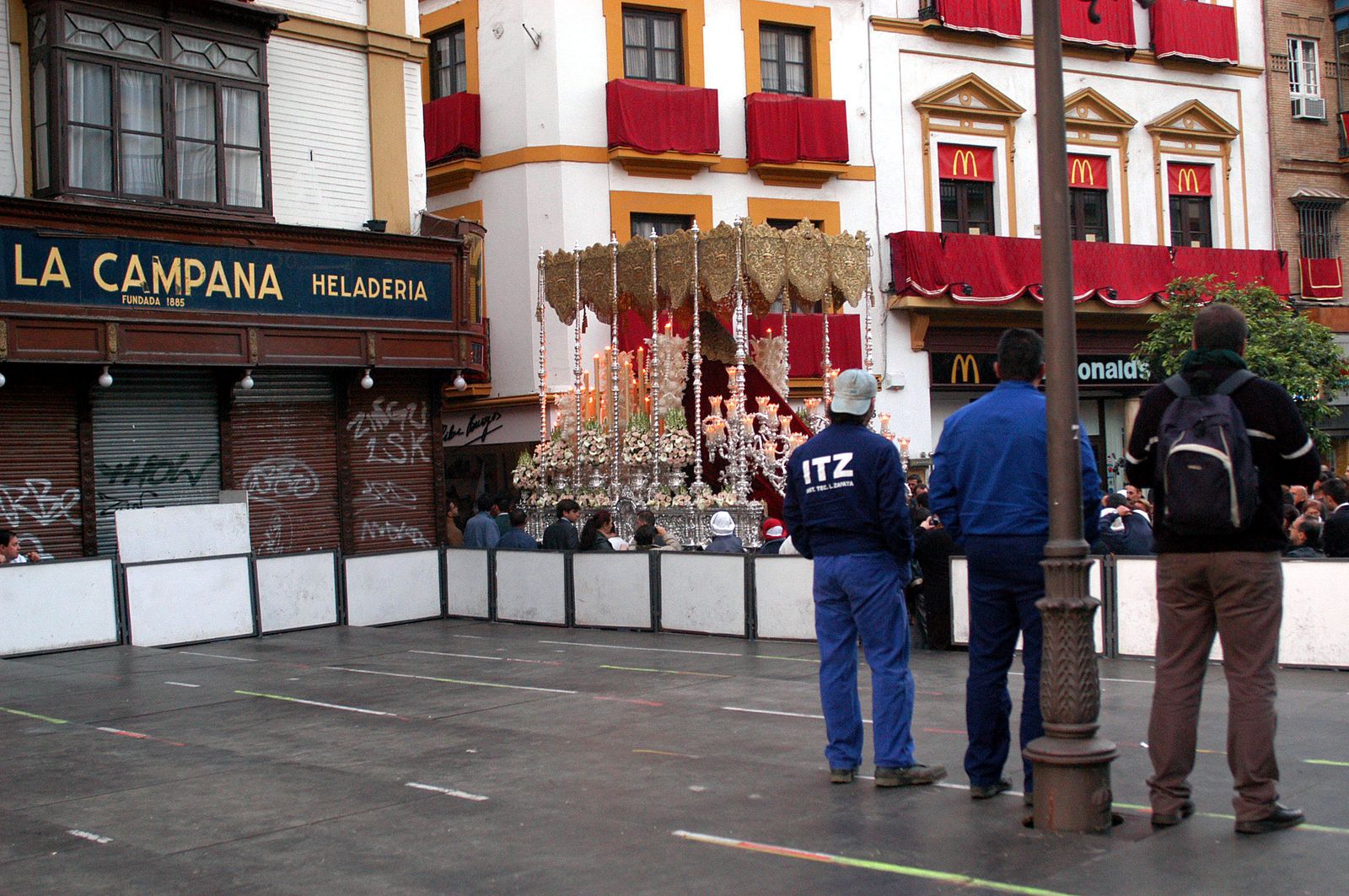 La Virgen de la Aurora, en el año 2004, pasando por delante de la tribuna de la Campana sin sillas.