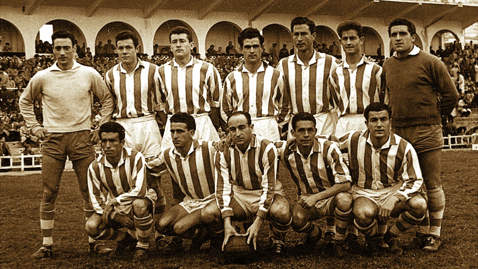 Once base del equipo que logró el primer ascenso, de Tercera a Segunda, en 1956.