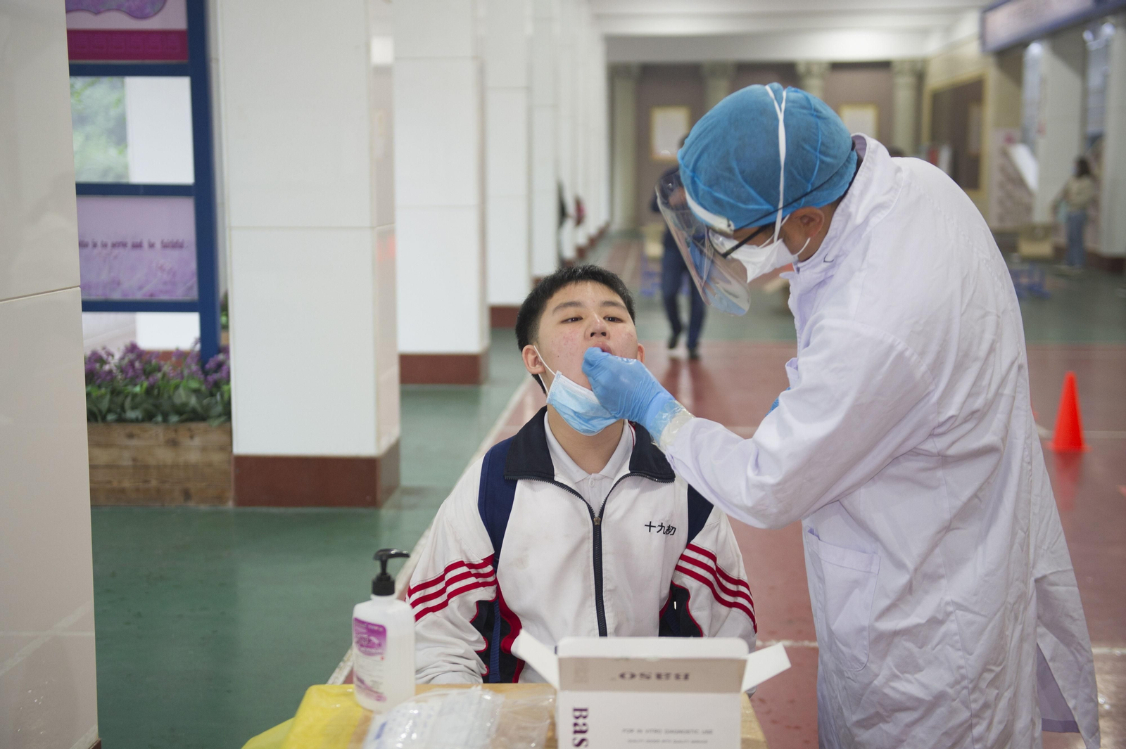 Un profesional efectúa un test de covid-19