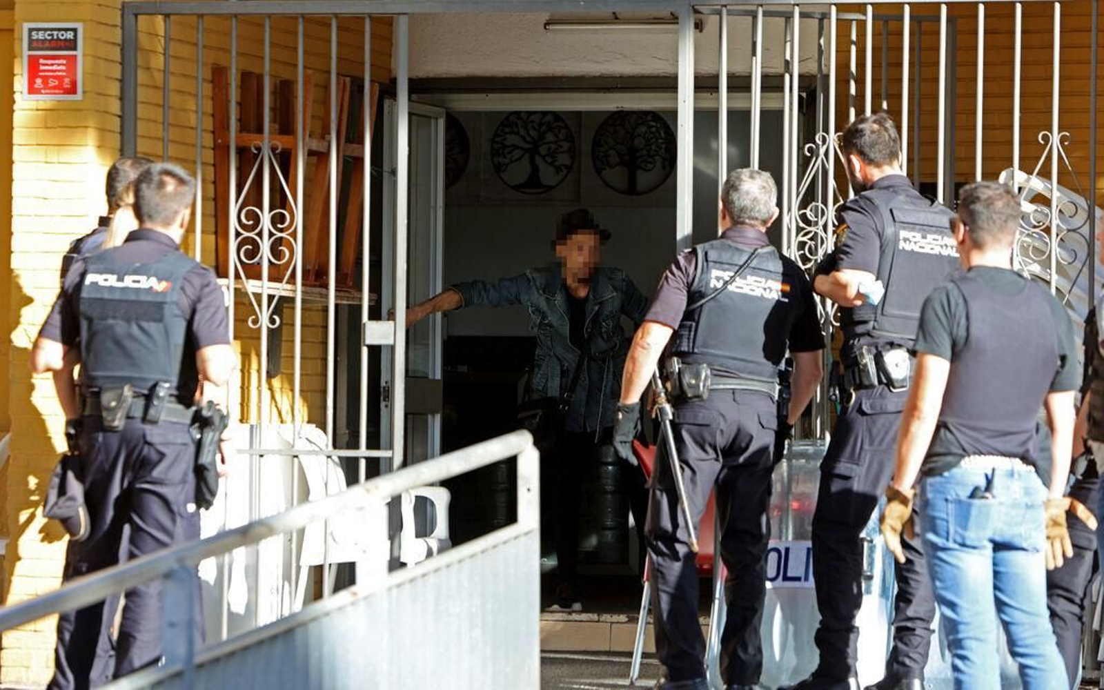 Crónica de la detención de un atrincherado con cuchillo en La Calesera