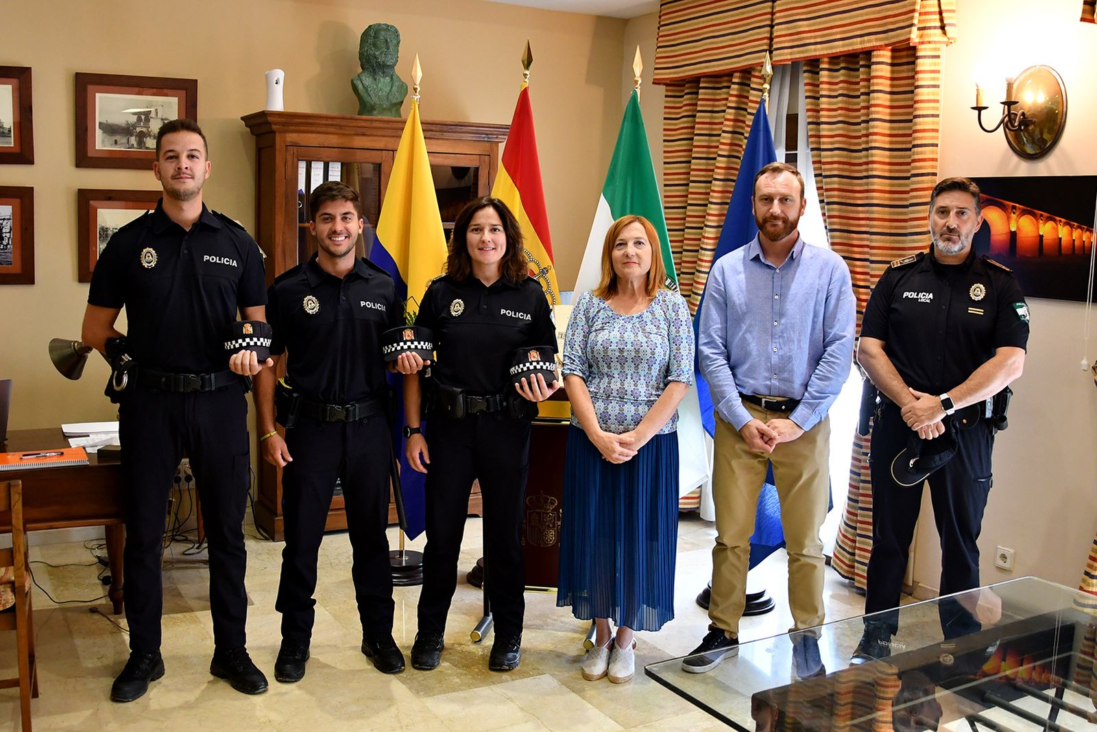 Caro de la Barrera, junto a los nuevos agentes de la Policía Local.