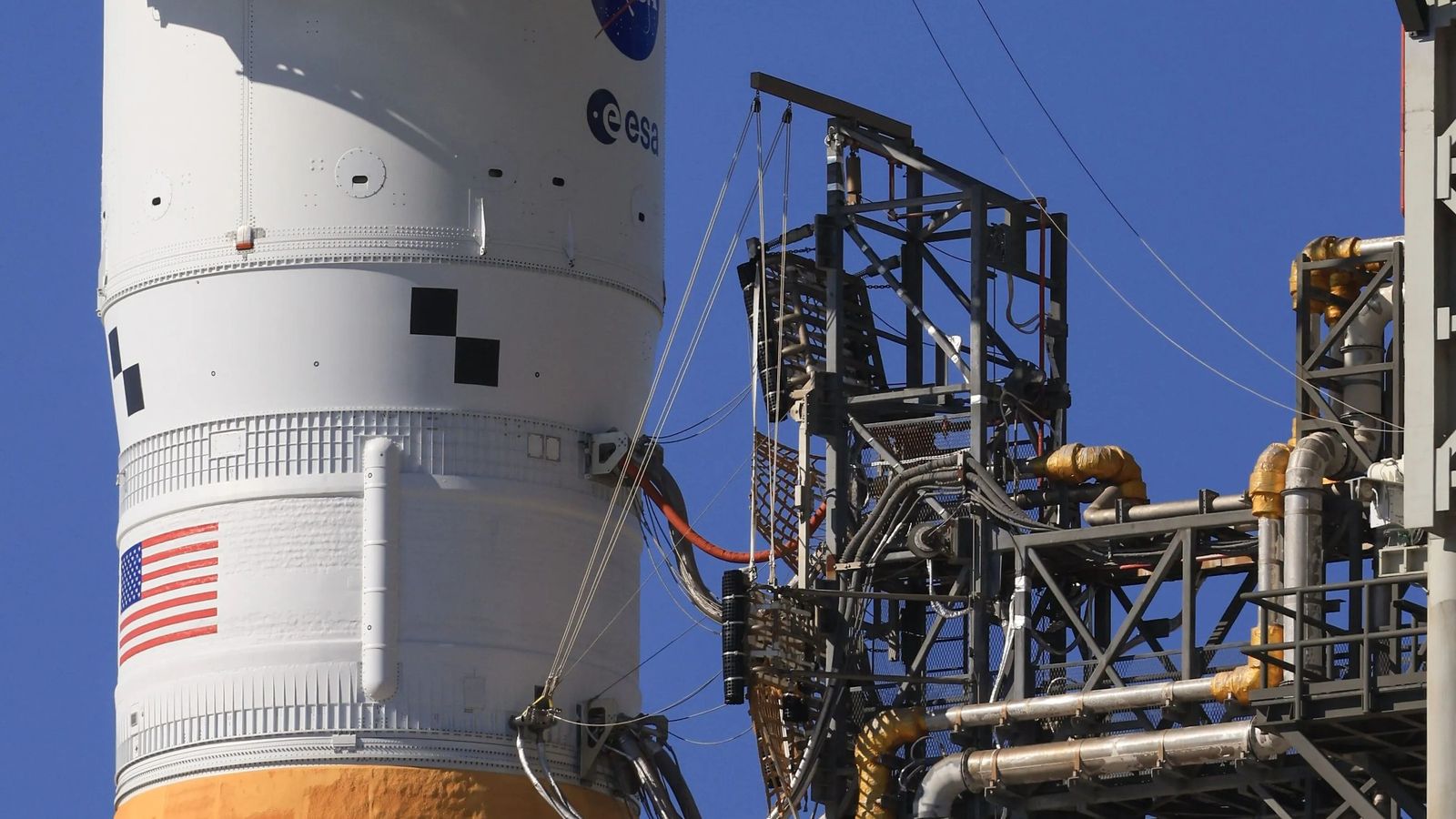 Trabajos en el cohete de la misión Artemis II